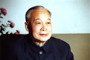 莱万单场西甲两次头球破门，上位做到的巴萨球员是2005年埃托奥